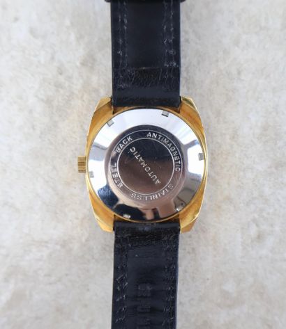 PREMIRA, années 1970
Montre à boîtier tonneau...