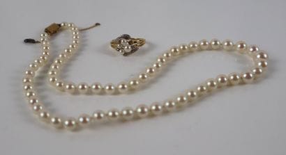 Lot comprenant un collier de perles de culture...