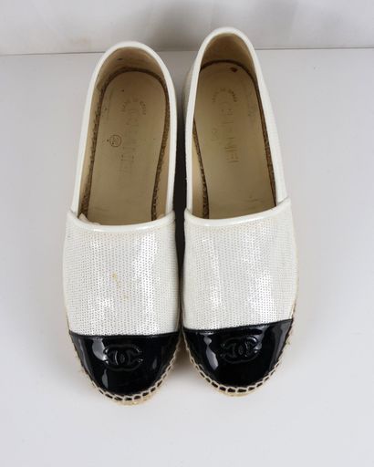 CHANEL
Espadrilles ornées de sequins blancs...