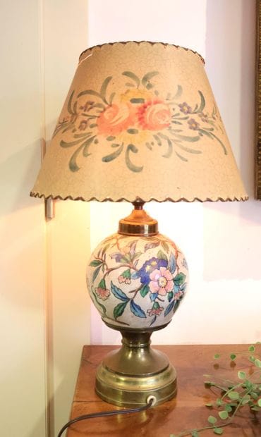 Lampe boule en céramique à décor d'oeillets...