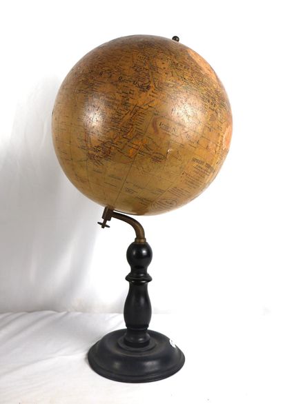 IKELMER A PARIS, 128 rue Amelot
Globe, signed...