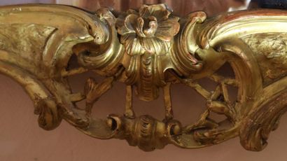 Miroir de style Louis XV en bois et stuc...