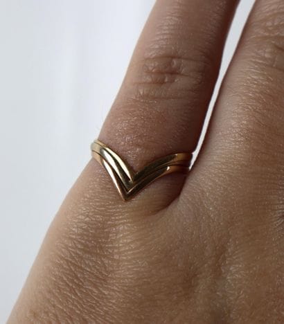 Bague en trois ors 18K (750 ‰), à motif de...