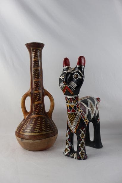 Une poterie en argile en forme de chat et...