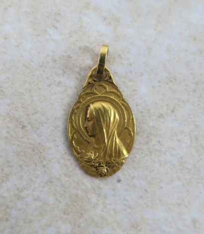 Lot comprenant une médaille religieuse en...