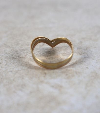 Bague en trois ors 18K (750 ‰), à motif de...