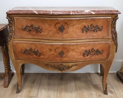 Commode galbée de style Louis XV, en placage...