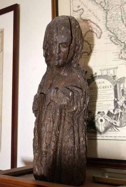 Vierge de calvaire en bois sculpté avec traces...