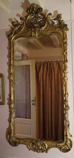 Miroir de style Louis XV en bois et stuc...