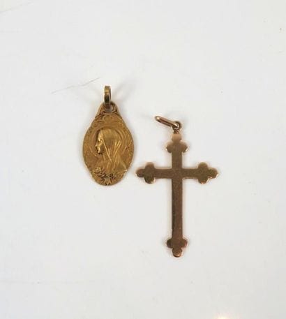 Lot comprenant une médaille religieuse en...