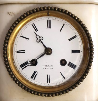 Pendule en marbre blanc, surmontée d'un groupe...