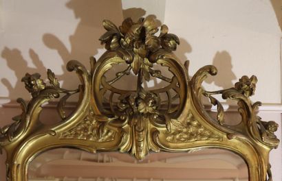 Miroir de style Louis XV en bois et stuc...