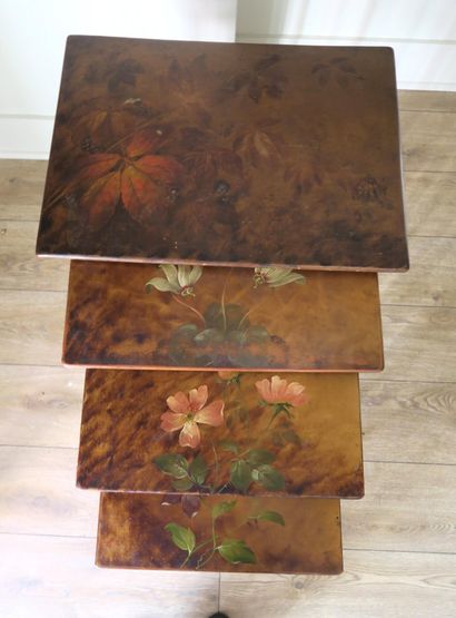 Quatre tables gigognes vers 1900, en bois...