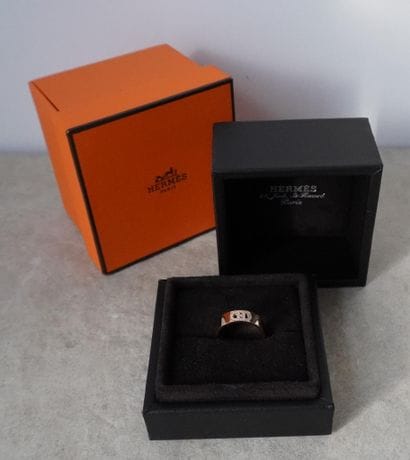 HERMES
Bague H d'ancre en or rose 18K 750/1000,...