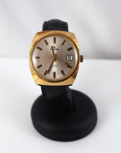 PREMIRA, années 1970
Montre à boîtier tonneau...