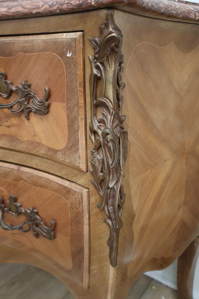 Commode galbée de style Louis XV, en placage...
