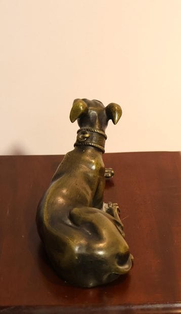 Lévrier assis, en bronze patiné
H; 7,5 cm....
