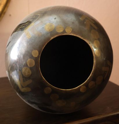 Vase en dinanderie vers 1930, à décor géométrique
...