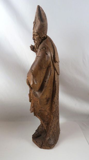 Saint Évêque en tilleul sculpté en ronde-bosse.
Est...