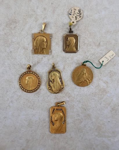 Ensemble de cinq médailles en or jaune 18k...