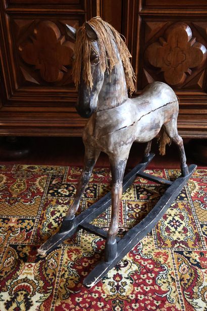 Cheval à bascule en bois sculpté, patiné,...