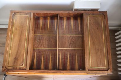 Table tric-trac de style Louis XV, en bois...