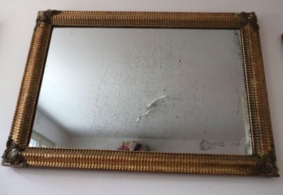Miroir rectangulaire à cadre en stuc doré...