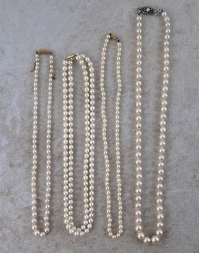 Quatre colliers de perles de cultures dont...