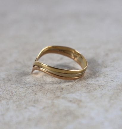 Bague en trois ors 18K (750 ‰), à motif de...