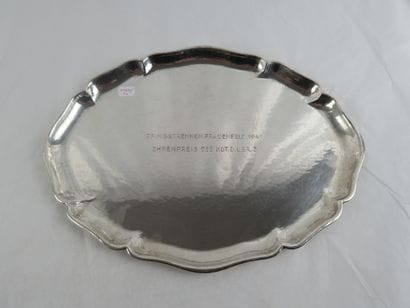 Plat mouvementé en argent 800/1000, poinçonné...