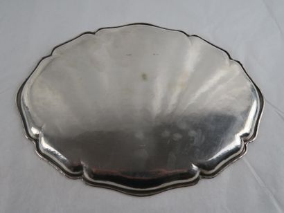 Plat mouvementé en argent 800/1000, poinçonné...