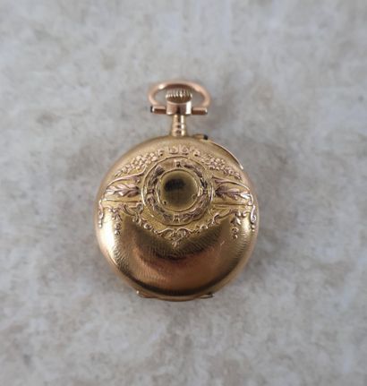 Lot comprenant trois montres de col en or...