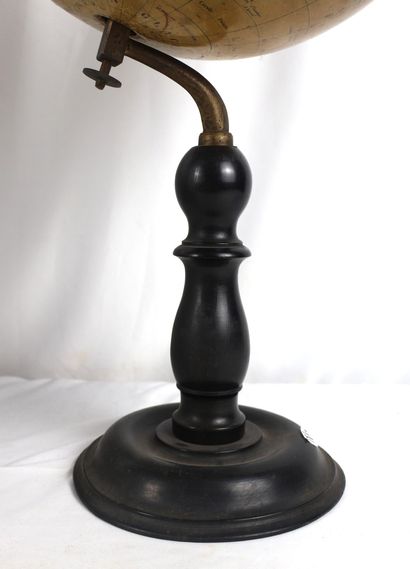 IKELMER A PARIS, 128 rue Amelot
Globe, signed...