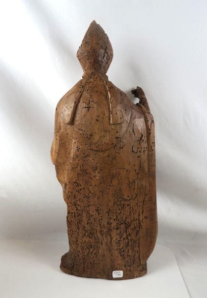 Saint Évêque en tilleul sculpté en ronde-bosse.
Est...