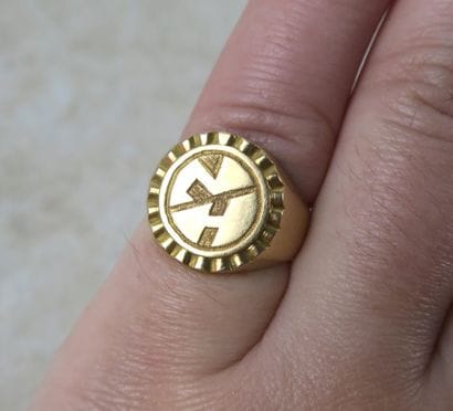 Chevalière en or 18K 750 ‰, poinçonnée tête...