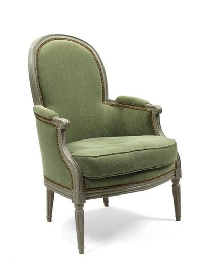 Bergère en bois mouluré et relaqué gris....