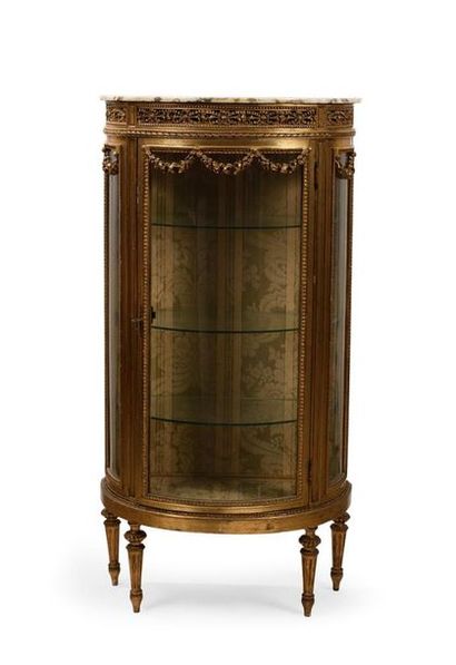 Vitrine demi-lune en bois mouluré, stuqué...