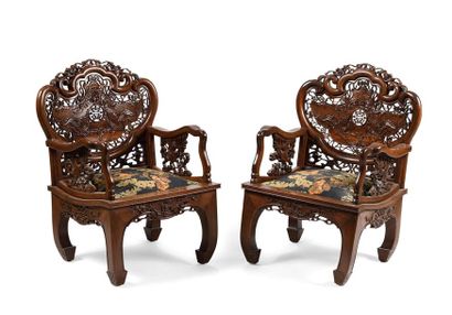 Paire de fauteuils en bois exotique mouluré,...