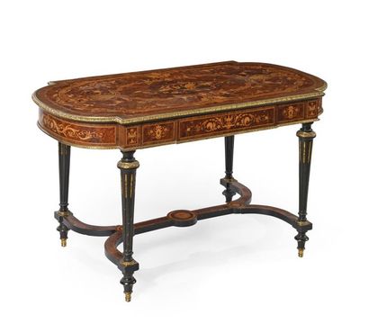 Table de milieu en marqueterie de diverses...