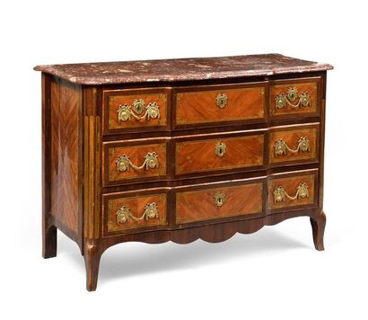 Commode rectangulaire à ressaut central en...