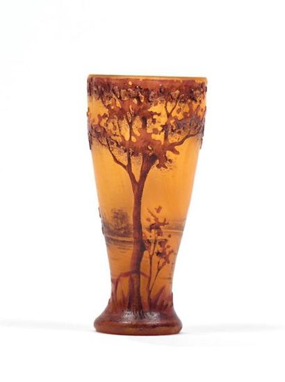 DAUM NANCY.
Vase miniature en verre multicouches...