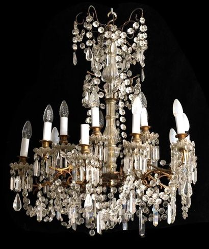 Lustre en métal doré et pampilles en verre...