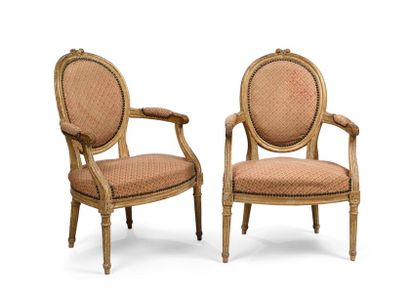 Paire de fauteuils cabriolet en bois mouluré,...