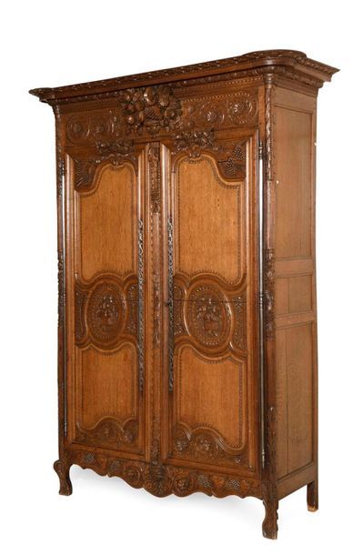 Armoire de mariage en chêne mouluré et richement...