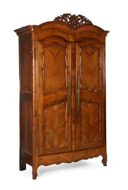 Armoire en merisier mouluré et sculpté ouvrant...