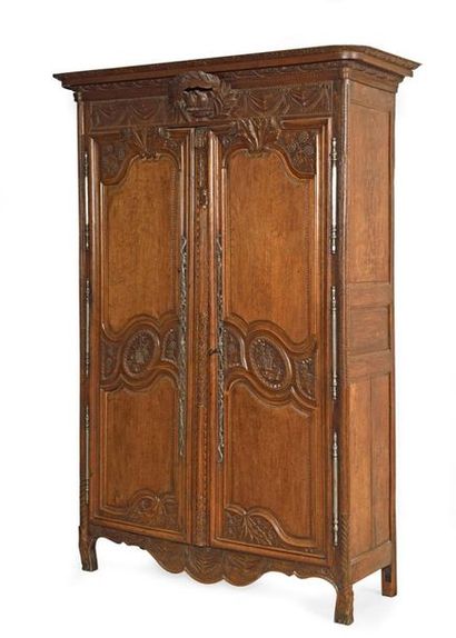 Armoire de mariage en chêne mouluré et richement...