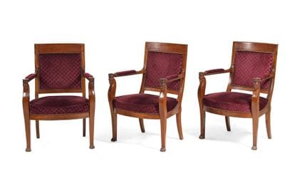 Série de trois fauteuils en acajou mouluré...