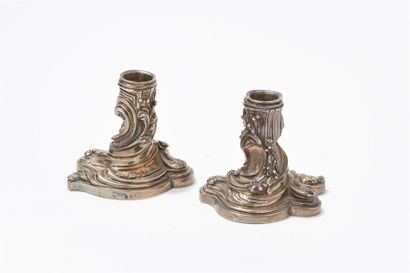 Paire de petits bougeoirs de table en argent,...