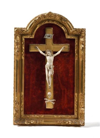 Crucifix en ivoire sculpté présenté dans...
