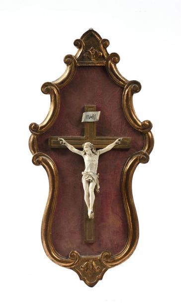 Crucifix en ivoire sculpté présenté dans...